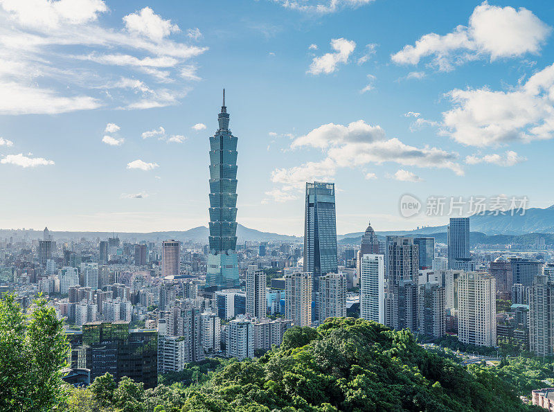 台北，台湾- 2020年8月21日:台北101大厦天际线，城市景观，城市景观，从象山，象山。